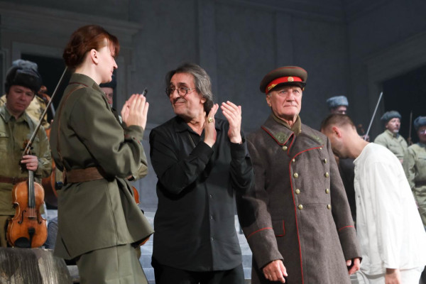 Спектакль "Живые и мертвые" Ю.Башмета завершит гастроли показом в Москве